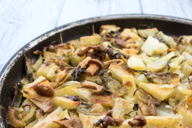 Mantar kavrulmuş patates ile