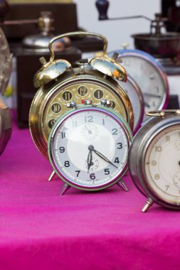 Vintage saate bir bit pazarı