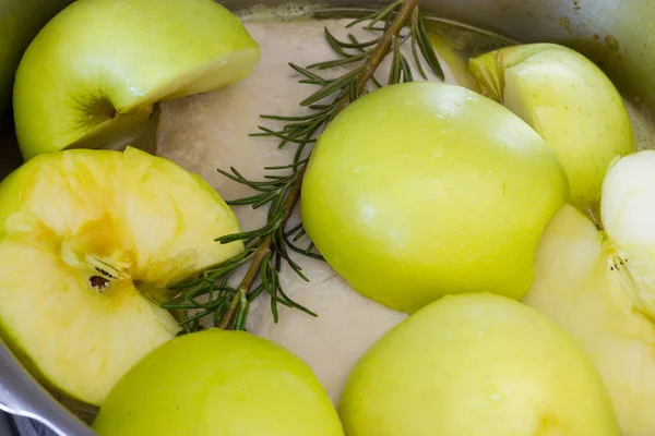 Schweinebraten mit Äpfeln — Stockfoto