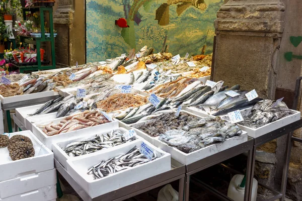 Pescado de mar en puestos de mercado —  Fotos de Stock