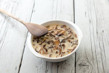 Kurutulmuş mantar yemek