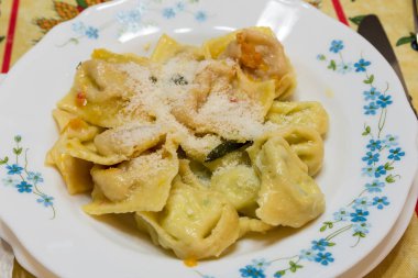 Kabak ve adaçayı ile dolu mantı