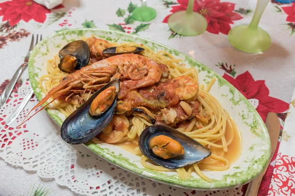 Deniz ürünü ve karidesli spagetti.