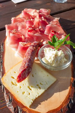 Leke salam ve peynir horseradish sos ile