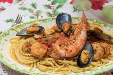 Deniz ürünü ve karidesli spagetti.