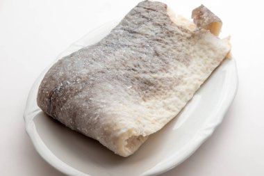 Çiğ tuzlanmış morina balığı dilimi.