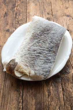 Çiğ tuzlanmış morina balığı dilimi.