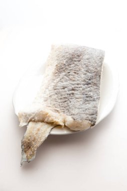 Çiğ tuzlanmış morina balığı dilimi.