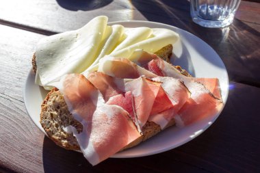 Aperatif ekmek sosis ve peynir ile