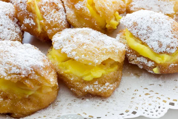 Krapfen fait main rempli de crème pâtissière — Photo