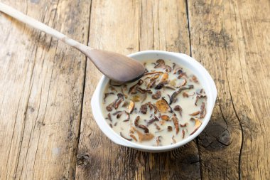 Kurutulmuş mantar yemek