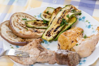 Pişmiş lezzetli karışık ızgara et