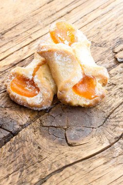 Reçel ile dolu bisküvi