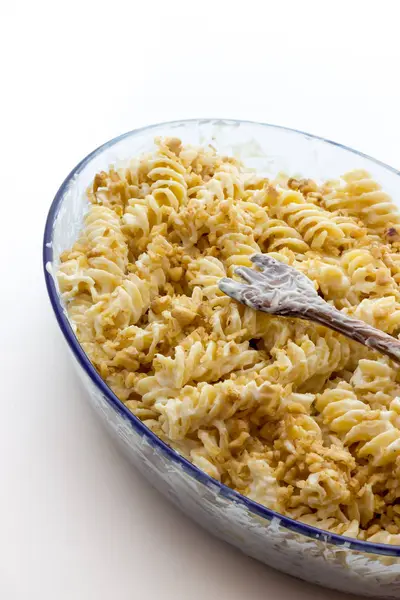 Makaron Fusilli z sosem i orzechów — Zdjęcie stockowe