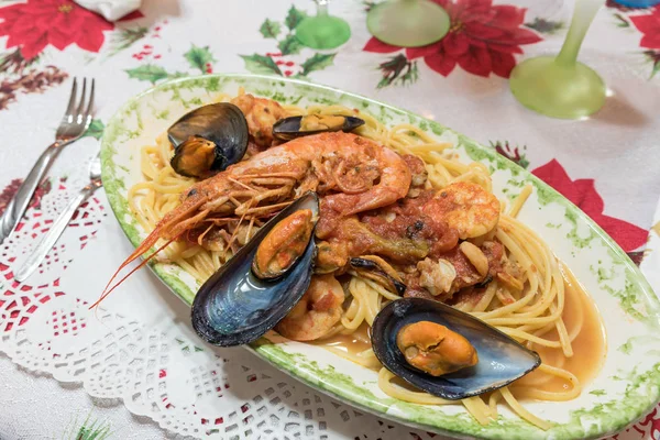 Spaghetti with seafood and shrimp — Stock Photo, Image