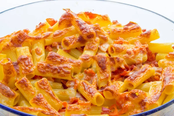 Queso de macarrones al horno con tomates y salchichas — Foto de Stock