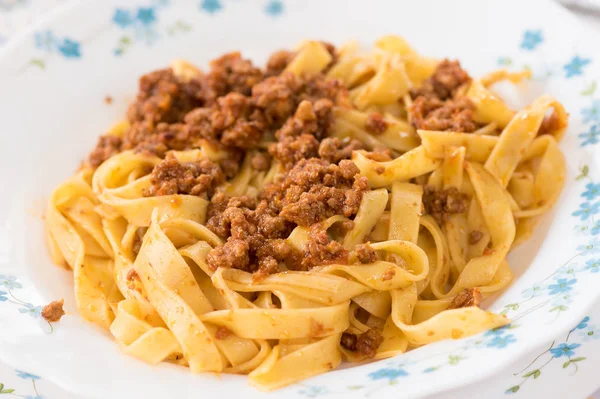 Tagliatelle al sugo bolognese dall'Italia — Foto Stock