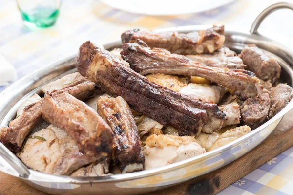 Kokta välsmakande blandat grillat kött — Stockfoto