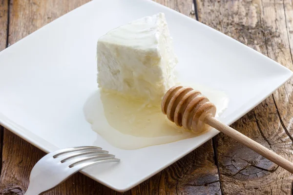 Ízletes friss tehén Ricotta sajt, méz — Stock Fotó