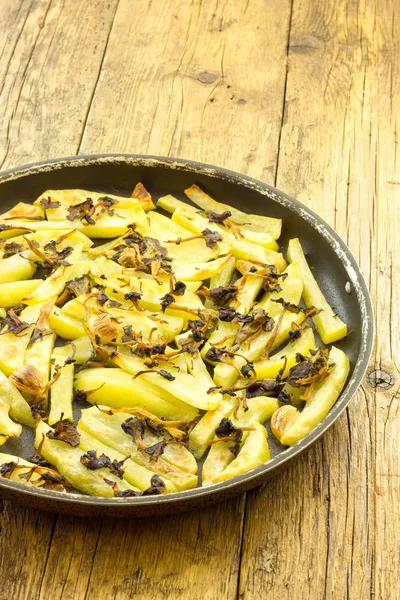 Välsmakande förrätt av bakad potatis med svamp — Stockfoto