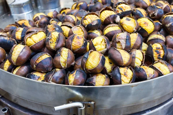 Roasted chestnuts cooking — Stock Photo, Image