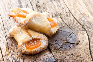 Reçel ile dolu bisküvi