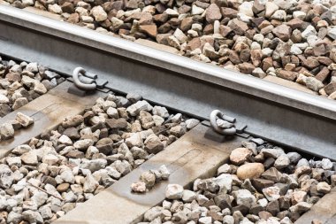 Tren yolu kadar görülen kapatın