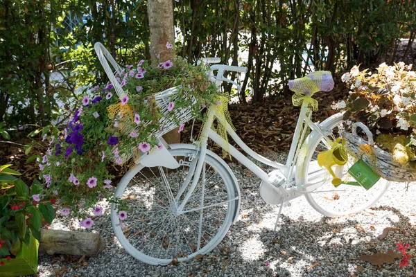 Bicycle decorated with flowers — Stock Photo, Image