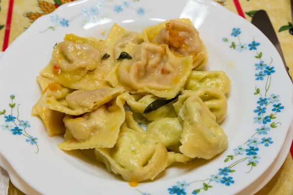 Ravioli gevuld met pompoen en salie — Stockfoto