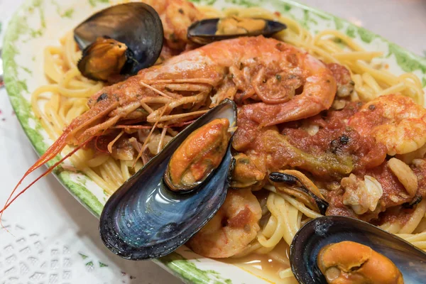 Spaghetti with seafood and shrimp — Stock Photo, Image