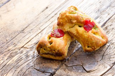 Reçel ile dolu bisküvi