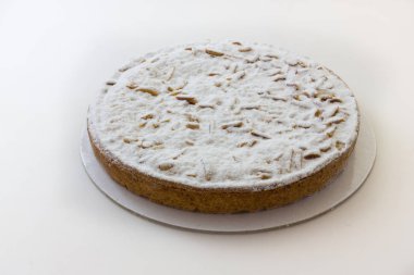 Çam fıstığı ile kremalı pasta