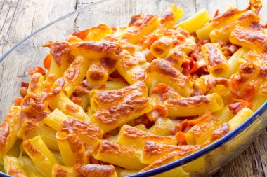 Fırında makarna peynir domates ve sosis ile