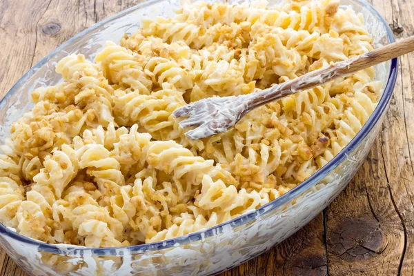 Pastas Fusilli con salsa y nueces — Foto de Stock