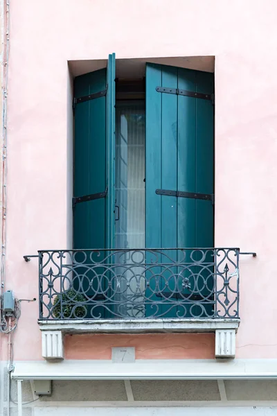 トレヴィーゾの古い窓 — ストック写真