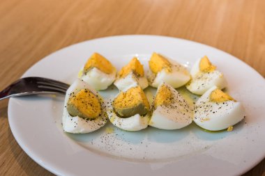 Tuz karabiber ve zeytinyağı ile haşlanmış yumurta