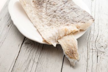 Çiğ tuzlanmış morina balığı dilimi.