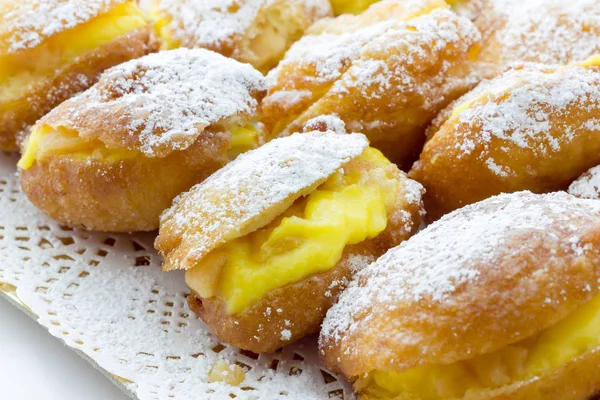 Smakelijke krapfen gevuld met slagroom — Stockfoto