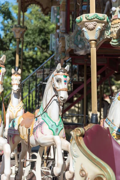 Antika atlıkarınca beyaz at