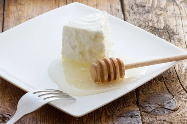 Savoureux fromage Ricotta de vache fraîche au miel — Photo