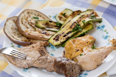 Pişmiş lezzetli karışık ızgara et