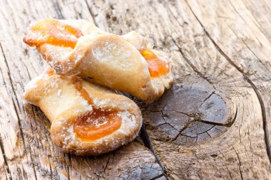 Reçel ile dolu bisküvi