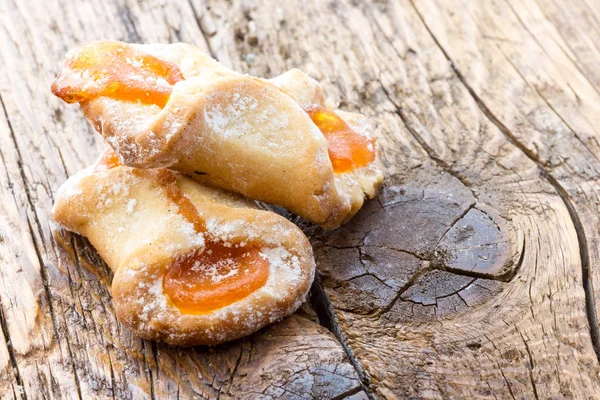 Reçel ile dolu bisküvi