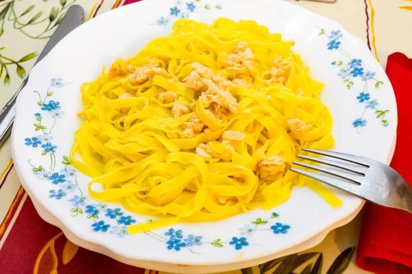 Tagliatelle com salmão e creme — Fotografia de Stock