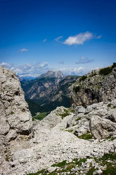 Trzy szczyty górskie szlaki Lavaredo — Zdjęcie stockowe