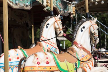 Antika atlıkarınca beyaz at