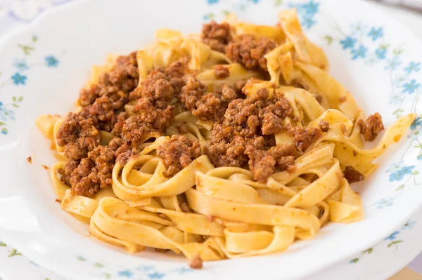 Tagliatelle al sugo bolognese dall'Italia — Foto Stock