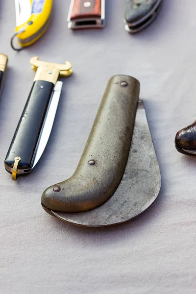 Vintage otevíracími nožíky v bleším trhu — Stock fotografie