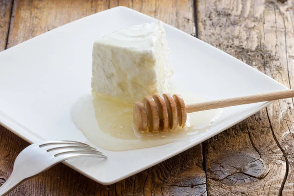 맛 있는 신선한 암소 꿀 리 코타 치즈 — 스톡 사진