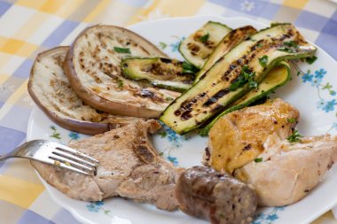 Pişmiş lezzetli karışık ızgara et